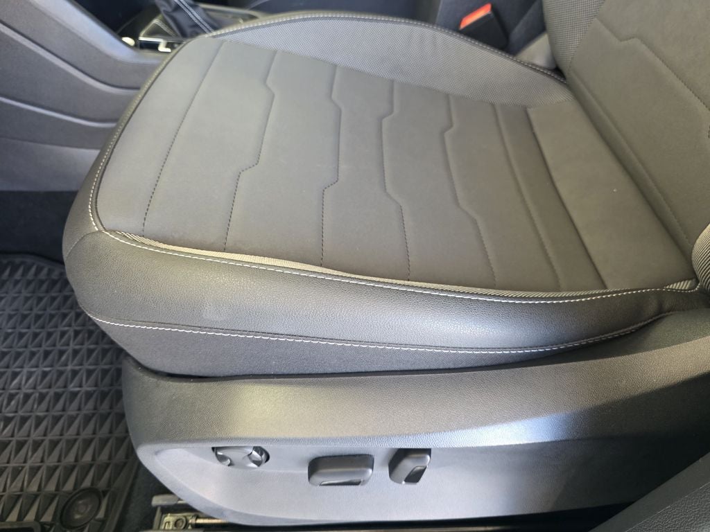 2025 Volkswagen Taos 1.5T SE Black