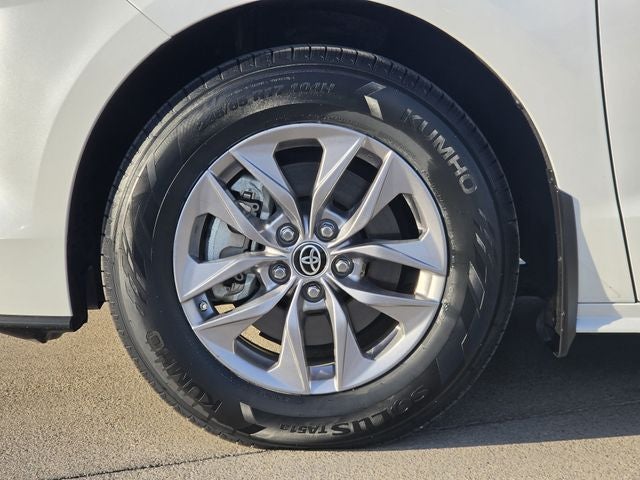 2025 Toyota Sienna XLE 8 Passenger