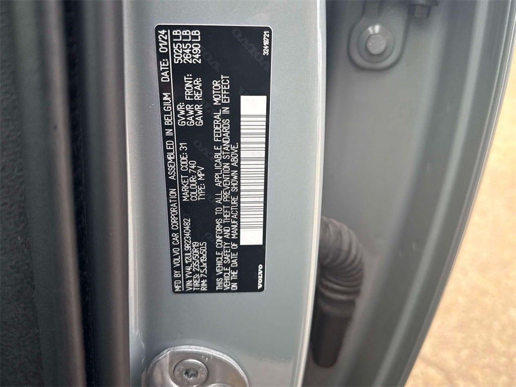 2024 Volvo XC40 B5 Plus Dark Theme