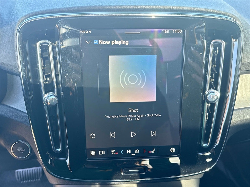 2024 Volvo XC40 B5 Plus Dark Theme