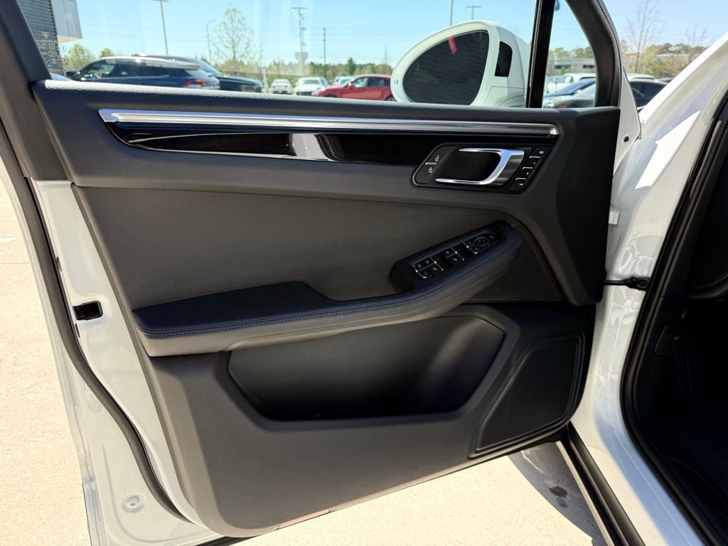 2023 Porsche Macan Base